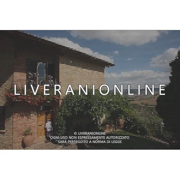 (130926) -- PIENZA (ITALY), Sept. 26, 2013 () -- An old lady enters her house outside the city wall of Pienza, Italy, Sept. 25, 2013. It was in this Tuscan town that Renaissance town-planning concepts were first put into practice after Pope Pius II decided, in 1459, to transform the look of his birthplace. He chose the architect Bernardo Rossellino, who applied the principles of his mentor, Leon Battista Alberti. This new vision of urban space was realized in the superb square known as Piazza Pio II and the buildings around it: the Piccolomini Palace, the Borgia Palace and the cathedral with its pure Renaissance exterior and an interior in the late Gothic style of south German churches. The UNESCO Commitee inscribed the historic enter of the city of Pienza as a world heritage site in 1996. (/Du Juanjuan) (jl) ©photoshot/AGENZIA ALDO LIVERANI SAS - ITALY ONLY - EDITORIAL USE ONLY - Vedute della Val d\'Orcia, nei pressi di Buonconvento, nella provincia di Siena in Italia iscritta dal Comitato UNESCO, come un sito del patrimonio mondiale nel 2004.