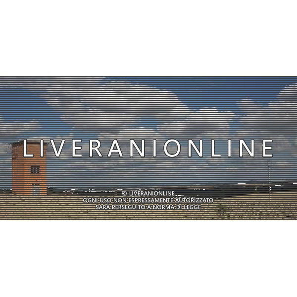 (130926) -- BUNOCONVENTO (ITALY), Sept. 26, 2013 () -- Photo taken on Sept. 25, 2013 shows the view of the Val d\'Orcia near Buonconvento, Italy. The landscape of Val d\'Orcia is part of the agricultural hinterland of Siena, redrawn and developed when it was integrated in the territory of the city-state in the 14th and 15th centuries to reflect an idealized model of good governance and to create an aesthetically pleasing picture. The landscape\'s distinctive aesthetics, flat chalk plains out of which rise almost conical hills with fortified settlements on top, inspired many artists. Their images have come to exemplify the beauty of well-managed Renaissance agricultural landscapes. The inscription covers: an agrarian and pastoral landscape reflecting innovative land-management systems; towns and villages; farmhouses; and the Roman Via Francigena and its associated abbeys, inns, shrines, bridges, etc. The UNESCO Commitee inscribed the Val d\'Orcia as a world heritage site in 2004. (/Du Juanjuan) (jl) ©photoshot/AGENZIA ALDO LIVERANI SAS - ITALY ONLY - EDITORIAL USE ONLY - Vedute della Val d\'Orcia, nei pressi di Buonconvento, nella provincia di Siena in Italia iscritta dal Comitato UNESCO, come un sito del patrimonio mondiale nel 2004.