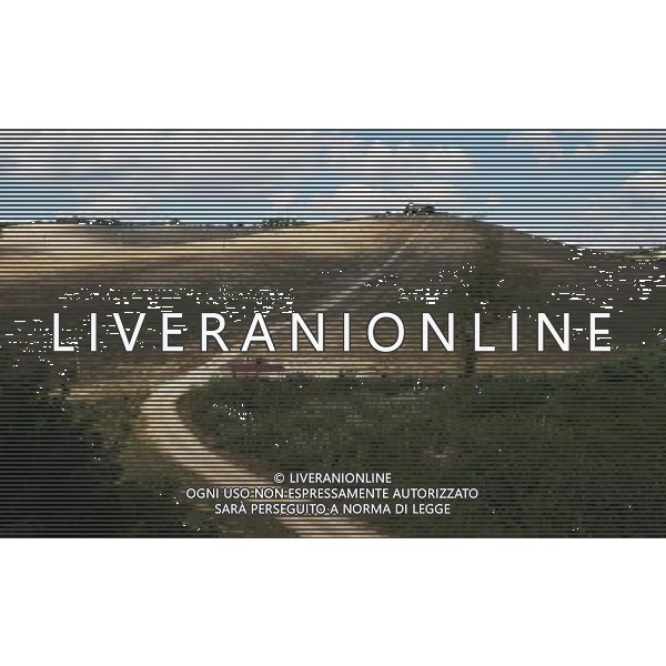 (130926) -- BUNOCONVENTO (ITALY), Sept. 26, 2013 () -- Photo taken on Sept. 25, 2013 shows the view of the Val d\'Orcia near Buonconvento, Italy. The landscape of Val d\'Orcia is part of the agricultural hinterland of Siena, redrawn and developed when it was integrated in the territory of the city-state in the 14th and 15th centuries to reflect an idealized model of good governance and to create an aesthetically pleasing picture. The landscape\'s distinctive aesthetics, flat chalk plains out of which rise almost conical hills with fortified settlements on top, inspired many artists. Their images have come to exemplify the beauty of well-managed Renaissance agricultural landscapes. The inscription covers: an agrarian and pastoral landscape reflecting innovative land-management systems; towns and villages; farmhouses; and the Roman Via Francigena and its associated abbeys, inns, shrines, bridges, etc. The UNESCO Commitee inscribed the Val d\'Orcia as a world heritage site in 2004. (/Du Juanjuan) (jl) ©photoshot/AGENZIA ALDO LIVERANI SAS - ITALY ONLY - EDITORIAL USE ONLY - Vedute della Val d\'Orcia, nei pressi di Buonconvento, nella provincia di Siena in Italia iscritta dal Comitato UNESCO, come un sito del patrimonio mondiale nel 2004.