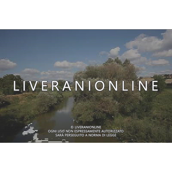 (130926) -- BUNOCONVENTO (ITALY), Sept. 26, 2013 () -- Photo taken on Sept. 25, 2013 shows the view of the Val d\'Orcia near Buonconvento, Italy. The landscape of Val d\'Orcia is part of the agricultural hinterland of Siena, redrawn and developed when it was integrated in the territory of the city-state in the 14th and 15th centuries to reflect an idealized model of good governance and to create an aesthetically pleasing picture. The landscape\'s distinctive aesthetics, flat chalk plains out of which rise almost conical hills with fortified settlements on top, inspired many artists. Their images have come to exemplify the beauty of well-managed Renaissance agricultural landscapes. The inscription covers: an agrarian and pastoral landscape reflecting innovative land-management systems; towns and villages; farmhouses; and the Roman Via Francigena and its associated abbeys, inns, shrines, bridges, etc. The UNESCO Commitee inscribed the Val d\'Orcia as a world heritage site in 2004. (/Du Juanjuan) (jl) ©photoshot/AGENZIA ALDO LIVERANI SAS - ITALY ONLY - EDITORIAL USE ONLY - Vedute della Val d\'Orcia, nei pressi di Buonconvento, nella provincia di Siena in Italia iscritta dal Comitato UNESCO, come un sito del patrimonio mondiale nel 2004.