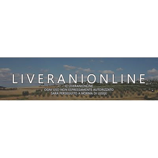 (130926) -- BUNOCONVENTO (ITALY), Sept. 26, 2013 () -- Photo taken on Sept. 25, 2013 shows the view of the Val d\'Orcia near Buonconvento, Italy. The landscape of Val d\'Orcia is part of the agricultural hinterland of Siena, redrawn and developed when it was integrated in the territory of the city-state in the 14th and 15th centuries to reflect an idealized model of good governance and to create an aesthetically pleasing picture. The landscape\'s distinctive aesthetics, flat chalk plains out of which rise almost conical hills with fortified settlements on top, inspired many artists. Their images have come to exemplify the beauty of well-managed Renaissance agricultural landscapes. The inscription covers: an agrarian and pastoral landscape reflecting innovative land-management systems; towns and villages; farmhouses; and the Roman Via Francigena and its associated abbeys, inns, shrines, bridges, etc. The UNESCO Commitee inscribed the Val d\'Orcia as a world heritage site in 2004. (/Du Juanjuan) (jl) ©photoshot/AGENZIA ALDO LIVERANI SAS - ITALY ONLY - EDITORIAL USE ONLY - Vedute della Val d\'Orcia, nei pressi di Buonconvento, nella provincia di Siena in Italia iscritta dal Comitato UNESCO, come un sito del patrimonio mondiale nel 2004.