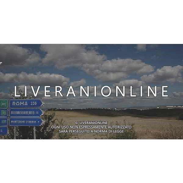 (130926) -- BUNOCONVENTO (ITALY), Sept. 26, 2013 () -- Photo taken on Sept. 25, 2013 shows the view of the Val d\'Orcia near Buonconvento, Italy. The landscape of Val d\'Orcia is part of the agricultural hinterland of Siena, redrawn and developed when it was integrated in the territory of the city-state in the 14th and 15th centuries to reflect an idealized model of good governance and to create an aesthetically pleasing picture. The landscape\'s distinctive aesthetics, flat chalk plains out of which rise almost conical hills with fortified settlements on top, inspired many artists. Their images have come to exemplify the beauty of well-managed Renaissance agricultural landscapes. The inscription covers: an agrarian and pastoral landscape reflecting innovative land-management systems; towns and villages; farmhouses; and the Roman Via Francigena and its associated abbeys, inns, shrines, bridges, etc. The UNESCO Commitee inscribed the Val d\'Orcia as a world heritage site in 2004. (/Du Juanjuan) (jl) ©photoshot/AGENZIA ALDO LIVERANI SAS - ITALY ONLY - EDITORIAL USE ONLY - Vedute della Val d\'Orcia, nei pressi di Buonconvento, nella provincia di Siena in Italia iscritta dal Comitato UNESCO, come un sito del patrimonio mondiale nel 2004.