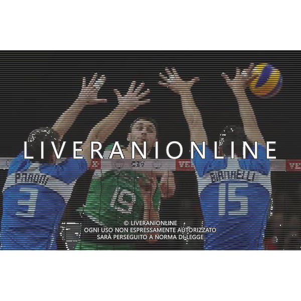 28.09.2013, Kopenhaga, siatkowka, volleyball, Mistrzostwa Europy, polfinal, European Championship, semifinal, Wlochy - Bulgaria, Italy - Bulgaria, Tsvetan Sokolov (BUL), Simone Parodi, Emanuele Birarelli (ITA), fot. Tomasz Jastrzebowski / Foto Olimpik / NEWSPIX.PL --- Newspix.pl *** Local Caption *** www.newspix.pl mail us: info@newspix.pl call us: 0048 022 23 22 222 --- Polish Picture Agency by Ringier Axel Springer Poland