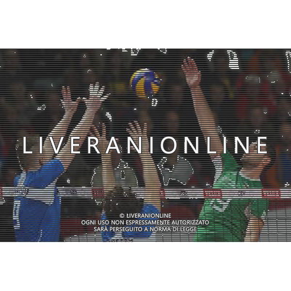 28.09.2013, Kopenhaga, siatkowka, volleyball, Mistrzostwa Europy, polfinal, European Championship, semifinal, Wlochy - Bulgaria, Italy - Bulgaria, Ivan Zaytsev, Thomas Beretta (ITA), Tsvetan Sokolov (BUL), fot. Tomasz Jastrzebowski / Foto Olimpik / NEWSPIX.PL --- Newspix.pl *** Local Caption *** www.newspix.pl mail us: info@newspix.pl call us: 0048 022 23 22 222 --- Polish Picture Agency by Ringier Axel Springer Poland