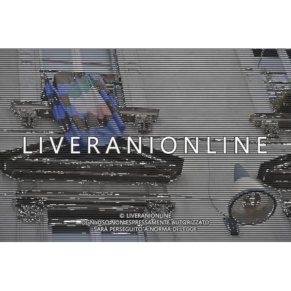 MILANO 30/9/2013 C.so VITTORIO EMANUELE II CONSIGLIO D\' AMMINISTRAZIONE STRAORDINARIO DI FC INTERNAZIONALE NELLA FOTO LA BANDIERA CON L\' ULTIMO SCUDETTO DELL\' INTER SVENTOLA DALLA FINESTRA DELLA CASA DELLA FAMIGLIA MORATTI IN VIA BIGLI FOTO ROMANO/AG ALDO LIVERANI S.A.S.