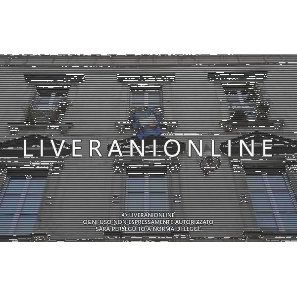 MILANO 30/9/2013 C.so VITTORIO EMANUELE II CONSIGLIO D\' AMMINISTRAZIONE STRAORDINARIO DI FC INTERNAZIONALE NELLA FOTO LA BANDIERA CON L\' ULTIMO SCUDETTO DELL\' INTER SVENTOLA DALLA FINESTRA DELLA CASA DELLA FAMIGLIA MORATTI IN VIA BIGLI FOTO ROMANO/AG ALDO LIVERANI S.A.S.