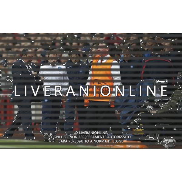 (131002) -- LONDON, Oct. 2, 2013 () -- Rafael Benitez(1st, L), manager of Napoli leaves the pitch after the first half of the UEFA Champions League Group F match between Arsenal and Napoli at Emirates Stadium in London, Britain, on Oct. 1, 2013. Arsenal won 2-0. (/Wang Lili) ©photoshot/AGENZIA ALDO LIVERANI SAS - ITALY ONLY - EDITORIAL USE ONLY