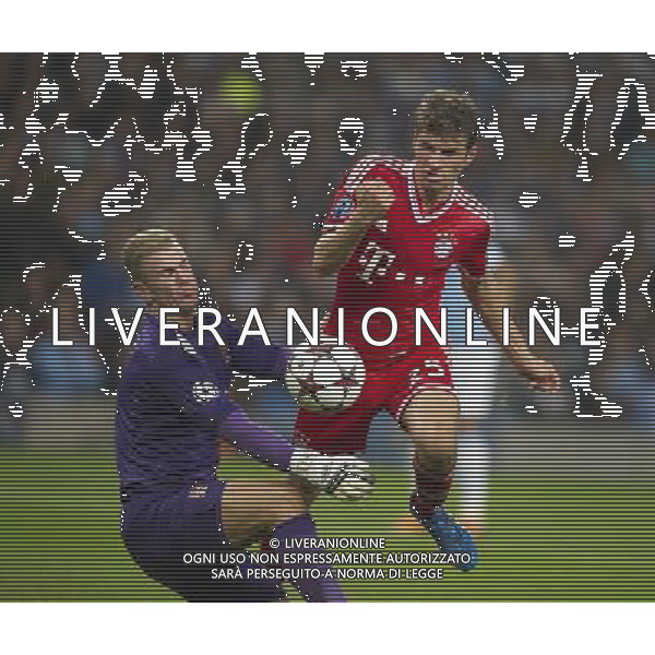 Bayern Munich\'s Thomas Muller controls the ball past Manchester City\'s Joe Hart and scores his sides second goal Photo by Stephen White/CameraSport Football - UEFA Champions League Group D - Manchester City v Bayern Munich - Wednesday 2nd October 2013 - Etihad Stadium - Manchester å© CameraSport - 43 Linden Ave. Countesthorpe. Leicester. England. LE8 5PG - Tel: +44 (0) 116 277 4147 - admin@camerasport.com - www.camerasport.com AG ALDO LIVERANI SAS ONLY ITALY