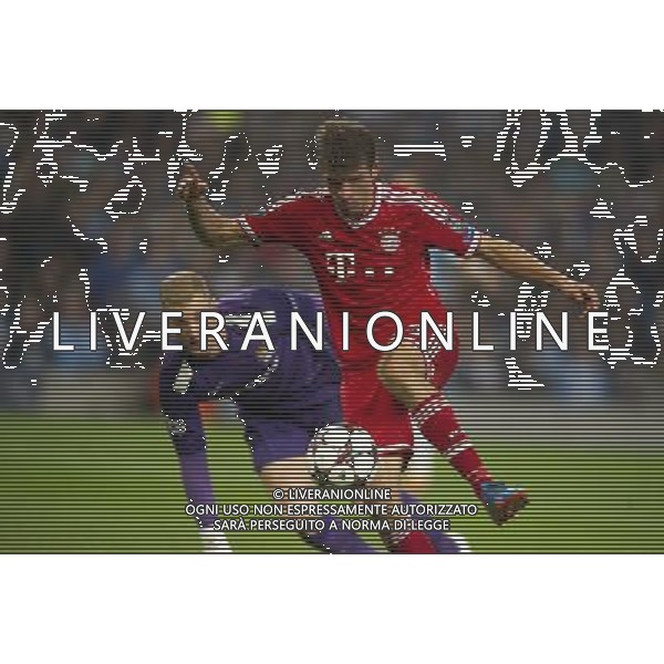 Bayern Munich\'s Thomas Muller controls the ball past Manchester City\'s Joe Hart and scores his sides second goal Photo by Stephen White/CameraSport Football - UEFA Champions League Group D - Manchester City v Bayern Munich - Wednesday 2nd October 2013 - Etihad Stadium - Manchester å© CameraSport - 43 Linden Ave. Countesthorpe. Leicester. England. LE8 5PG - Tel: +44 (0) 116 277 4147 - admin@camerasport.com - www.camerasport.com AG ALDO LIVERANI SAS ONLY ITALY