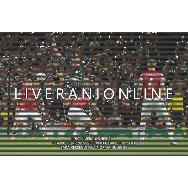  Mikel Arteta receives a head injury in a challenge with Goran Pandev in the Champions League match between Arsenal and Napoli. Held at the Emirates Stadium, London, on Tuesday October 01, 2013. ©photoshot/AGENZIA ALDO LIVERANI SAS - ITALY ONLY - EDITORIAL USE ONLY