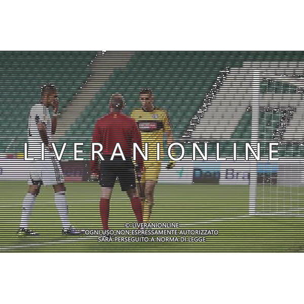 03.10.2013 WARSZAWA, LAZIENKOWSKA3 PEPSI ARENA PILKA NOZNA, LIGA EUROPY UEFA (UEFAEUROPEAN LEAGUE) MECZ LEGIA WARSZAWA - APOLLON LIMASSOL (GAME LEGIA WARSAW - APOLLON LIMASSOL) NZ DOSSA JUNIOR (L) WOJCIECH SKABA (P) FOTO MATEUSZ TRZUSKOWSKI/CYFRASPORT/NEWSPIX.PL --- Newspix.pl AG ALDO LIVERANI SAS ONLY ITALY *** Local Caption *** www.newspix.pl mail us: info@newspix.pl call us: 0048 022 23 22 222 --- Polish Picture Agency by Ringier Axel Springer Poland