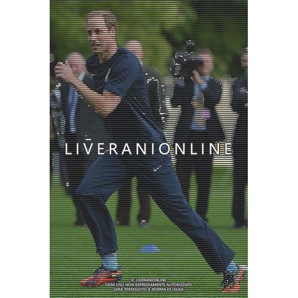 Britain\'s Prince William, the Duke of Cambridge takes part in a football training session in the garden of Buckingham Palace in central London on October 7, 2013, prior to a football match to mark the Football Association\'s 150th anniversary. Britain\'s Prince William warned footballers to watch the Buckingham Palace windows as Queen Elizabeth II\'s official residence staged the first football match in its 308-year history. ©photoshot/AGENZIA ALDO LIVERANI SAS - ITALY ONLY - REALI INGLESI: Partita di calcio amichevole a Buchingham Palace. Il principe William presidente onorario della Football Association e ha festeggiato i 150 anni con tanti ospiti illustri ed ex calciatori.