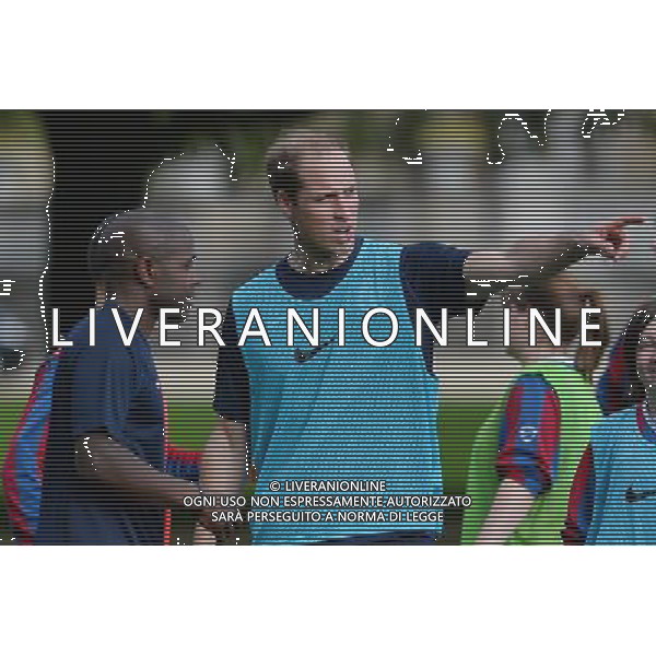 Britain\'s Prince William, the Duke of Cambridge takes part in a football training session in the garden of Buckingham Palace in central London on October 7, 2013, prior to a football match to mark the Football Association\'s 150th anniversary. Britain\'s Prince William warned footballers to watch the Buckingham Palace windows as Queen Elizabeth II\'s official residence staged the first football match in its 308-year history. ©photoshot/AGENZIA ALDO LIVERANI SAS - ITALY ONLY - REALI INGLESI: Partita di calcio amichevole a Buchingham Palace. Il principe William presidente onorario della Football Association e ha festeggiato i 150 anni con tanti ospiti illustri ed ex calciatori.