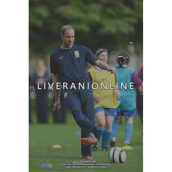 Prince William, Duke of Cambridge in his role as The President of The Football Association attends a coaching session during the first ever football match at Buckingham Palace between Civil Service FC and Polytechnic FC as part of The FA\'s 150th anniversary and an awards ceremony celebrating football\'s grassroots heroes at Buckingham Palace on October 7, 2013 in London, England. ©photoshot/AGENZIA ALDO LIVERANI SAS - ITALY ONLY - REALI INGLESI: Partita di calcio amichevole a Buchingham Palace. Il principe William presidente onorario della Football Association e ha festeggiato i 150 anni con tanti ospiti illustri ed ex calciatori.