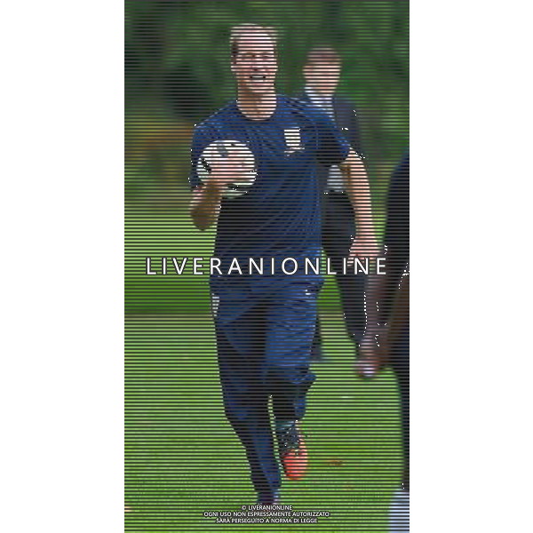 07/10/2013 Prince William Duke of Cambridge Football match to celebrate The FAs 150 Grassroots Heroes held in the Garden of Buckingham Palace London Pictured: Prince William wearing Wayne Rooneys Nike T90\'s boots with the WR initial stitching ©photoshot/AGENZIA ALDO LIVERANI SAS - ITALY ONLY - REALI INGLESI: Partita di calcio amichevole a Buchingham Palace. Il principe William presidente onorario della Football Association e ha festeggiato i 150 anni con tanti ospiti illustri ed ex calciatori.