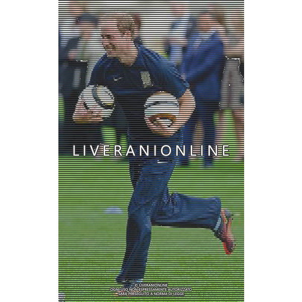 07/10/2013 Prince William Duke of Cambridge Football match to celebrate The FAs 150 Grassroots Heroes held in the Garden of Buckingham Palace London Pictured: Prince William wearing Wayne Rooneys Nike T90\'s boots with the WR initial stitching ©photoshot/AGENZIA ALDO LIVERANI SAS - ITALY ONLY - REALI INGLESI: Partita di calcio amichevole a Buchingham Palace. Il principe William presidente onorario della Football Association e ha festeggiato i 150 anni con tanti ospiti illustri ed ex calciatori.