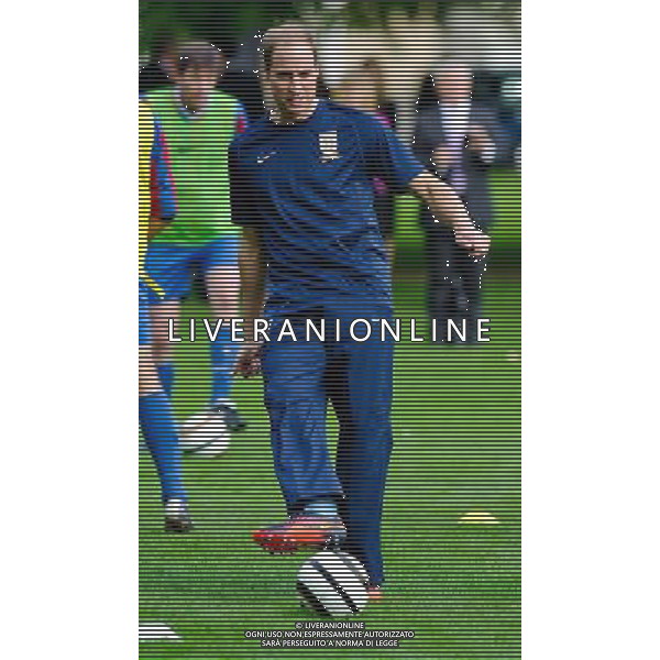 07/10/2013 Prince William Duke of Cambridge Football match to celebrate The FAs 150 Grassroots Heroes held in the Garden of Buckingham Palace London Pictured: Prince William wearing Wayne Rooneys Nike T90\'s boots with the WR initial stitching ©photoshot/AGENZIA ALDO LIVERANI SAS - ITALY ONLY - REALI INGLESI: Partita di calcio amichevole a Buchingham Palace. Il principe William presidente onorario della Football Association e ha festeggiato i 150 anni con tanti ospiti illustri ed ex calciatori.