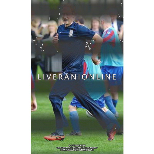 07/10/2013 Prince William Duke of Cambridge Football match to celebrate The FAs 150 Grassroots Heroes held in the Garden of Buckingham Palace London Pictured: Prince William wearing Wayne Rooneys Nike T90\'s boots with the WR initial stitching ©photoshot/AGENZIA ALDO LIVERANI SAS - ITALY ONLY - REALI INGLESI: Partita di calcio amichevole a Buchingham Palace. Il principe William presidente onorario della Football Association e ha festeggiato i 150 anni con tanti ospiti illustri ed ex calciatori.
