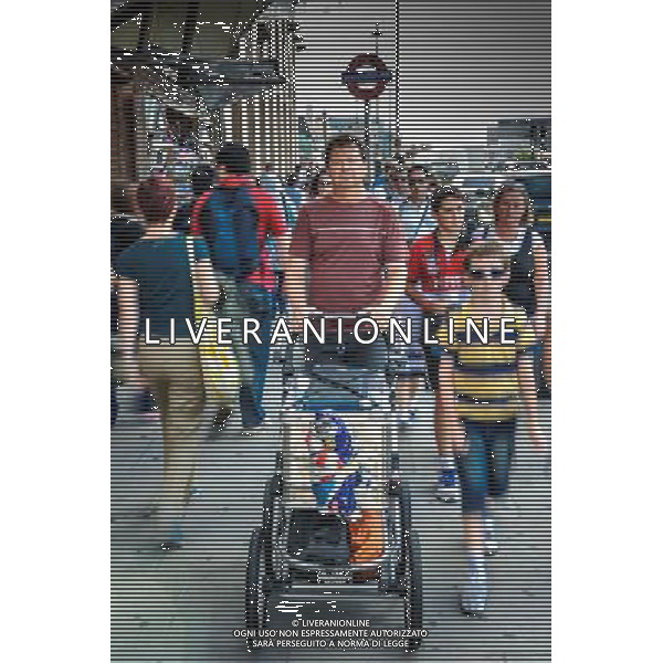Mats Andren seen walking on the crowded streets in London during his walk around the world. He started walking in Stockholm, Sweden and will end in Sydney, Australia. www.the-walk.se ©photoshot/AGENZIA ALDO LIVERANI SAS - ITALY ONLY - Mats Andren a Londra durante il suo viaggio nel mondo a piedi da Stoccolma a Sydney. Ha iniziato a camminare a Stoccolma, in Svezia, e si concluderˆ a Sydney, in Australia.