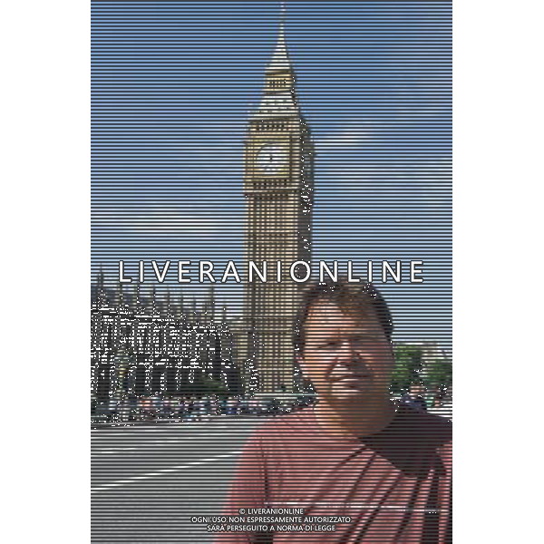 Mats Andren pushing his cart of belongings through the streets of London past Big Ben ©photoshot/AGENZIA ALDO LIVERANI SAS - ITALY ONLY - Mats Andren a Londra durante il suo viaggio nel mondo a piedi da Stoccolma a Sydney. Ha iniziato a camminare a Stoccolma, in Svezia, e si concluderˆ a Sydney, in Australia.
