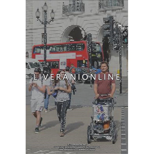 Mats Andren seen in London during his walk around the world. He started walking in Stockholm, Sweden and will end in Sydney, Australia. www.the-walk.se ©photoshot/AGENZIA ALDO LIVERANI SAS - ITALY ONLY - Mats Andren a Londra durante il suo viaggio nel mondo a piedi da Stoccolma a Sydney. Ha iniziato a camminare a Stoccolma, in Svezia, e si concluderˆ a Sydney, in Australia.