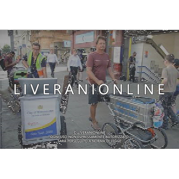 Mats Andren seen pushing his cart of belongings through the streets of London with a steet sweeper and his cart at work nearby. www.the-walk.se ©photoshot/AGENZIA ALDO LIVERANI SAS - ITALY ONLY - Mats Andren a Londra durante il suo viaggio nel mondo a piedi da Stoccolma a Sydney. Ha iniziato a camminare a Stoccolma, in Svezia, e si concluderˆ a Sydney, in Australia.