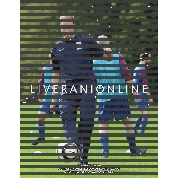 Prince William, Duke of Cambridge in his role as The President of The Football Association takes part in a coaching session during the first ever football match at Buckingham Palace between Civil Service FC and Polytechnic FC as part of The FA\'s 150th anniversary and an awards ceremony celebrating football\'s grassroots heroes at Buckingham Palace on October 7, 2013 in London, England. ©PHOTOSHOT/AGENZIA ALDO LIVERANI SAS - ITALY ONLY - EDITORIAL USE ONLY - REALI INGLESI: Partita di calcio amichevole a Buchingham Palace. Il principe William presidente onorario della Football Association e ha festeggiato i 150 anni con tanti ospiti illustri ed ex calciatori.