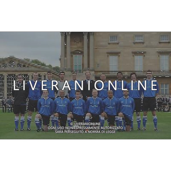Prince William, Duke of Cambridge in his role as The President of The Football Association poses with Polytechnic FC for a team photograph before the first ever football match at Buckingham Palace between Civil Service FC and Polytechnic FC as part of The FA\'s 150th anniversary and an awards ceremony celebrating football\'s grassroots heroes at Buckingham Palace on October 7, 2013 in London, England. ©PHOTOSHOT/AGENZIA ALDO LIVERANI SAS - ITALY ONLY - EDITORIAL USE ONLY - REALI INGLESI: Partita di calcio amichevole a Buchingham Palace. Il principe William presidente onorario della Football Association e ha festeggiato i 150 anni con tanti ospiti illustri ed ex calciatori.