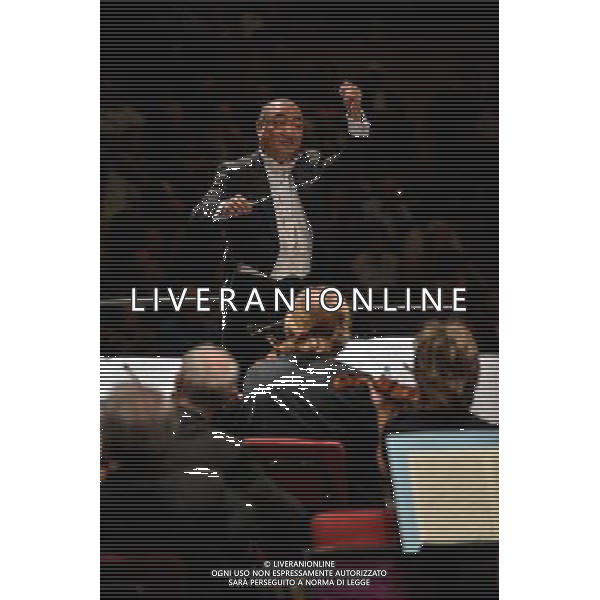 (131007) -- HAIFA (ISRAEL), Oct. 7, 2013 () -- Chinese musician and orchestra maestro Xu Zhong conducts Haifa\'s Symphony Orchestra in Haifa, Israel, on Oct. 6, 2013. Chinese musician and orchestra maestro Xu Zhong took on the lead of Haifa\'s Symphony Orchestra for this year\'s season, in a bid to boost the Israeli city\'s musical scene and bring Israeli music to the international arena. The Shangai-based musician will spend a year in the coastal city, while a joint musical venture between the two countries will establish an international orchestra composed of 30 Chinese and 30 Israeli musicians chosen by Zhong himself, to play around the world. Zhong\'s first Haifa concert here on Sunday wowed the Israeli public with classical performances alongside the city\'s symphonic orchestra. (/Li Rui) ©PHOTOSHOT/AGENZIA ALDO LIVERANI SAS - ITALY ONLY - EDITORIAL USE ONLY