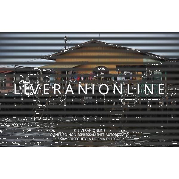(131008) -- BANDAR SERI BEGAWAN, Oct. 8, 2013 () -- Photo taken on Oct. 7, 2013 shows a house in Kampong Ayer, or the Water Village in Bandar Seri Begawan, in Brunei. All of the Water Village buildings are constructed on stilts above the Brunei River. Brunei is a sovereign state located on the north coast of the island of Borneo, in Southeast Asia. Apart from its coastline with the South China Sea, it is completely surrounded by the state of Sarawak, Malaysia; and it is separated into two parts by the Sarawak district Limbang. Brunei\'s population was 401,890 in July 2011. It has developed wealth from extensive petroleum and natural gas fields. Islam is the official religion of Brunei, and two-thirds of the population adheres to Islam. Its principal language is Malay, although Chinese is also spoken and English is widely used. (/Zhao Yusi) ©photoshot/AGENZIA ALDO LIVERANI SAS - ITALY ONLY - Vedute del Water Village a Bandar Seri Begawan nello stato del Brunei situato sulla costa settentrionale dell\'isola del Borneo, nel sud-est asiatico, 8 ottobre 2013