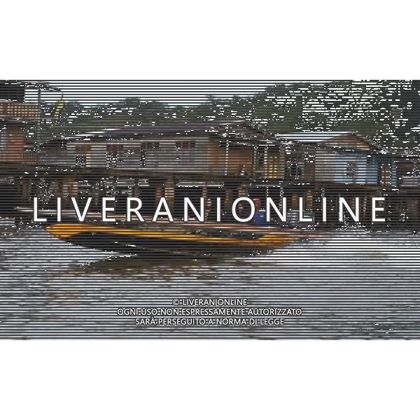 (131008) -- BANDAR SERI BEGAWAN, Oct. 8, 2013 () -- Photo taken on Oct. 7, 2013 shows a private water taxi on the Brunei River in Kampong Ayer, or the Water Village in Bandar Seri Begawan, in Brunei. All of the Water Village buildings are constructed on stilts above the Brunei River. Brunei is a sovereign state located on the north coast of the island of Borneo, in Southeast Asia. Apart from its coastline with the South China Sea, it is completely surrounded by the state of Sarawak, Malaysia; and it is separated into two parts by the Sarawak district Limbang. Brunei\'s population was 401,890 in July 2011. It has developed wealth from extensive petroleum and natural gas fields. Islam is the official religion of Brunei, and two-thirds of the population adheres to Islam. Its principal language is Malay, although Chinese is also spoken and English is widely used. (/Ma Ping) ©photoshot/AGENZIA ALDO LIVERANI SAS - ITALY ONLY - Vedute del Water Village a Bandar Seri Begawan nello stato del Brunei situato sulla costa settentrionale dell\'isola del Borneo, nel sud-est asiatico, 8 ottobre 2013