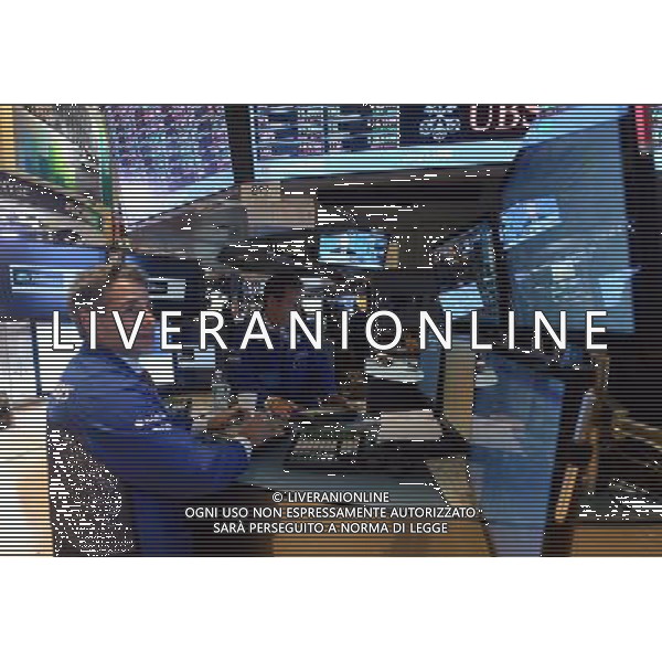 (131007) -- NEW YORK, Oct. 7, 2013 () -- Traders work at the New York Stock Exchange in New York, Oct. 7, 2013. U.S. stocks took a big hit Monday, with the Dow Jones Industrial Average closing at a one-month low, as investors grew more worried about a possible debt default in Washington. The Dow dropped 136.34 points, or 0.90 percent, to 14,936.24 points. The Standard \' Poor\'s 500-stock Index slid 14.38 points, or 0.85 percent, to 1,676.12 points. The Nasdaq Composite Index plunged 37.37 points, or 0.98 percent, to 3,770.38 points. (/Wang Lei) ©PHOTOSHOT/AGENZIA ALDO LIVERANI SAS - ITALY ONLY - Operatori e agenti della Borsa di New York, negli Stati Uniti