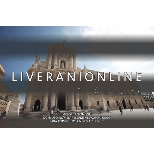 (131008) -- SYRACUSE, Oct. 8, 2013 () -- Photo taken on Oct. 7, 2013 shows the Duomo in Syracuse, Italy. Ancient Syracuse includes the nucleus of the city\'s foundation as Ortygia by Greeks from Corinth in the 8th century BC. The site of the city, which Cicero described as \'the greatest Greek city and the most beautiful of all\', retains vestiges such as the Temple of Athena (5th century BC, later transformed to serve as a cathedral), a Greek theatre, a Roman amphitheatre, a fort and more. Many remains bear witness to the troubled history of Sicily, from the Byzantines to the Bourbons, interspersed with the Arab-Muslims, the Normans, Frederick II of the Hohenstaufen dynasty (1197--1250), the Aragons and the Kingdom of the Two Sicilies. Historic Syracuse offers a unique testimony to the development of Mediterranean civilization over three millennia. The UNESCO Commitee inscribed Syracuse as a world heritage site in 2005. (/Du Juanjuan) ©photoshot/AGENZIA ALDO LIVERANI SAS - ITALY ONLY - Il Centro storico della citta\' di Siracusa offre una testimonianza unica per lo sviluppo della civilta\' mediterranea oltre tre millenni inscritta dal Comitato UNESCO come sito del patrimonio mondiale nel 2005.