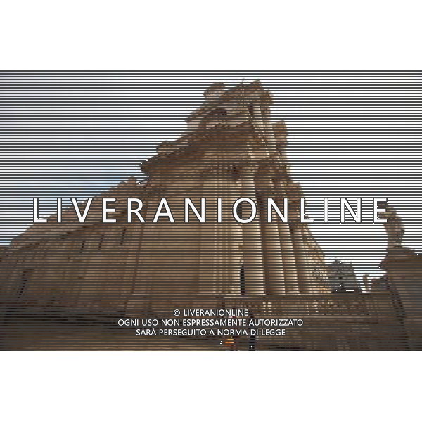 (131008) -- SYRACUSE, Oct. 8, 2013 () -- Photo taken on Oct. 7, 2013 shows the Duomo in Syracuse, Italy. Ancient Syracuse includes the nucleus of the city\'s foundation as Ortygia by Greeks from Corinth in the 8th century BC. The site of the city, which Cicero described as \'the greatest Greek city and the most beautiful of all\', retains vestiges such as the Temple of Athena (5th century BC, later transformed to serve as a cathedral), a Greek theatre, a Roman amphitheatre, a fort and more. Many remains bear witness to the troubled history of Sicily, from the Byzantines to the Bourbons, interspersed with the Arab-Muslims, the Normans, Frederick II of the Hohenstaufen dynasty (1197--1250), the Aragons and the Kingdom of the Two Sicilies. Historic Syracuse offers a unique testimony to the development of Mediterranean civilization over three millennia. The UNESCO Commitee inscribed Syracuse as a world heritage site in 2005. (/Du Juanjuan) ©photoshot/AGENZIA ALDO LIVERANI SAS - ITALY ONLY - Il Centro storico della citta\' di Siracusa offre una testimonianza unica per lo sviluppo della civilta\' mediterranea oltre tre millenni inscritta dal Comitato UNESCO come sito del patrimonio mondiale nel 2005.