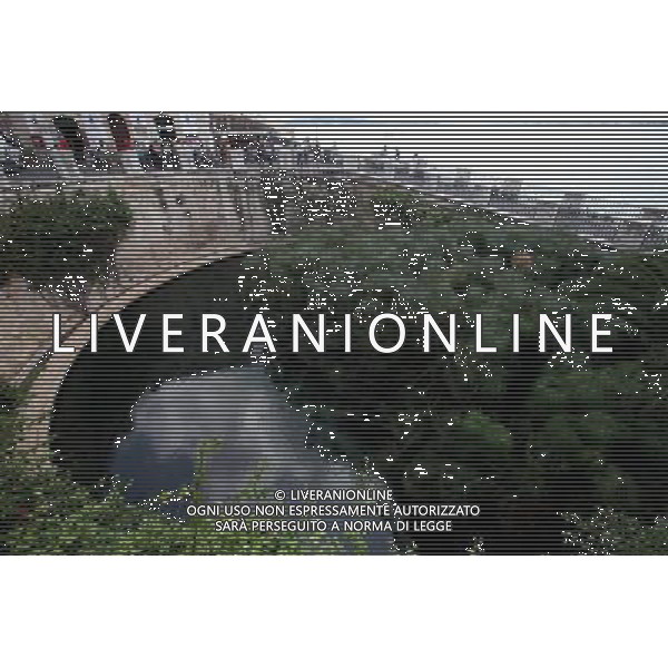 (131008) -- SYRACUSE, Oct. 8, 2013 () -- Photo taken on Oct. 7, 2013 shows the Aretusa Spring in Syracuse, Italy. Ancient Syracuse includes the nucleus of the city\'s foundation as Ortygia by Greeks from Corinth in the 8th century BC. The site of the city, which Cicero described as \'the greatest Greek city and the most beautiful of all\', retains vestiges such as the Temple of Athena (5th century BC, later transformed to serve as a cathedral), a Greek theatre, a Roman amphitheatre, a fort and more. Many remains bear witness to the troubled history of Sicily, from the Byzantines to the Bourbons, interspersed with the Arab-Muslims, the Normans, Frederick II of the Hohenstaufen dynasty (1197--1250), the Aragons and the Kingdom of the Two Sicilies. Historic Syracuse offers a unique testimony to the development of Mediterranean civilization over three millennia. The UNESCO Commitee inscribed Syracuse as a world heritage site in 2005. (/Du Juanjuan) ©photoshot/AGENZIA ALDO LIVERANI SAS - ITALY ONLY - Il Centro storico della citta\' di Siracusa offre una testimonianza unica per lo sviluppo della civilta\' mediterranea oltre tre millenni inscritta dal Comitato UNESCO come sito del patrimonio mondiale nel 2005.