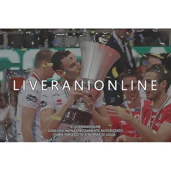 Diatec Trentino - Lube Banca Marche Macerata Volley Maschile Del Monte Supercoppa Italiana 09 ottobre 2013 nella foto l\'esultanza di sintini che bacia la coppa ©Garbuio/AGENZIA ALDO LIVERANI SAS