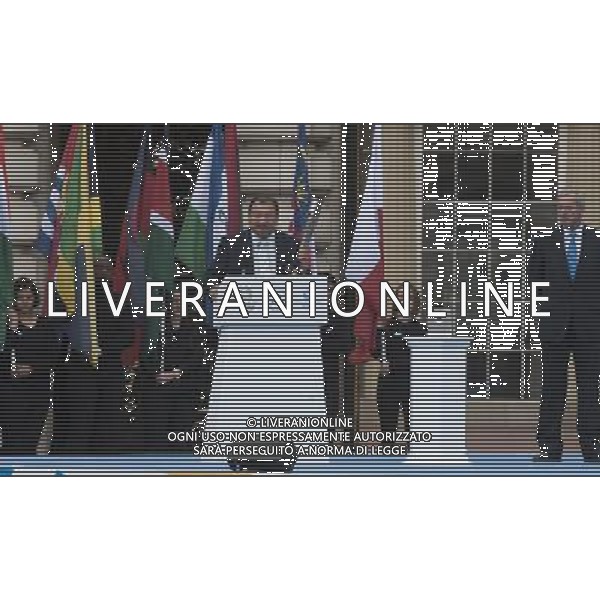 The Queen accompanied by The Duke of Edinburgh, launches The Queen\'s Baton Relay from the forecourt of Buckingham Palace.Sir Chris Hoy carried the XX Glasgow Commonwealth Games baton, as it starts its journey around the member states of Commonwealth Prince Imran of Malaysia ©PHOTOSHOT/AGENZIA ALDO LIVERANI SAS - ITALY ONLY - EDITORIAL USE ONLY - REALI INGLESI: La regina Elisabetta II d\'inghilterra accompagnata dal marito filippo dal piazzale di Buckingham Palace inaugura il suo viaggio in giro per gli Stati membri del Commonwealth