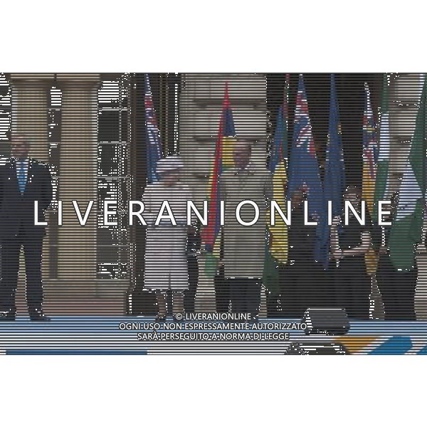 The Queen accompanied by The Duke of Edinburgh, launches The Queen\'s Baton Relay from the forecourt of Buckingham Palace.Sir Chris Hoy carried the XX Glasgow Commonwealth Games baton, as it starts its journey around the member states of Commonwealth ©PHOTOSHOT/AGENZIA ALDO LIVERANI SAS - ITALY ONLY - EDITORIAL USE ONLY - REALI INGLESI: La regina Elisabetta II d\'inghilterra accompagnata dal marito filippo dal piazzale di Buckingham Palace inaugura il suo viaggio in giro per gli Stati membri del Commonwealth