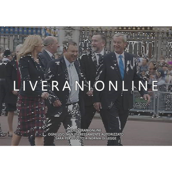 The Queen accompanied by The Duke of Edinburgh, launches The Queen\'s Baton Relay from the forecourt of Buckingham Palace.Sir Chris Hoy carried the XX Glasgow Commonwealth Games baton, as it starts its journey around the member states of Commonwealth Prince Imran of Malaysia ©PHOTOSHOT/AGENZIA ALDO LIVERANI SAS - ITALY ONLY - EDITORIAL USE ONLY - REALI INGLESI: La regina Elisabetta II d\'inghilterra accompagnata dal marito filippo dal piazzale di Buckingham Palace inaugura il suo viaggio in giro per gli Stati membri del Commonwealth