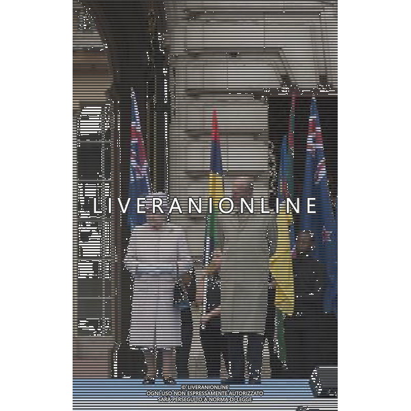The Queen accompanied by The Duke of Edinburgh, launches The Queen\'s Baton Relay from the forecourt of Buckingham Palace.Sir Chris Hoy carried the XX Glasgow Commonwealth Games baton, as it starts its journey around the member states of Commonwealth ©PHOTOSHOT/AGENZIA ALDO LIVERANI SAS - ITALY ONLY - EDITORIAL USE ONLY - REALI INGLESI: La regina Elisabetta II d\'inghilterra accompagnata dal marito filippo dal piazzale di Buckingham Palace inaugura il suo viaggio in giro per gli Stati membri del Commonwealth