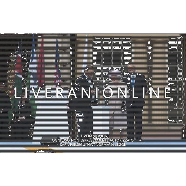 The Queen accompanied by The Duke of Edinburgh, launches The Queen\'s Baton Relay from the forecourt of Buckingham Palace.Sir Chris Hoy carried the XX Glasgow Commonwealth Games baton, as it starts its journey around the member states of Commonwealth Prince Imran of Malaysia ©PHOTOSHOT/AGENZIA ALDO LIVERANI SAS - ITALY ONLY - EDITORIAL USE ONLY - REALI INGLESI: La regina Elisabetta II d\'inghilterra accompagnata dal marito filippo dal piazzale di Buckingham Palace inaugura il suo viaggio in giro per gli Stati membri del Commonwealth