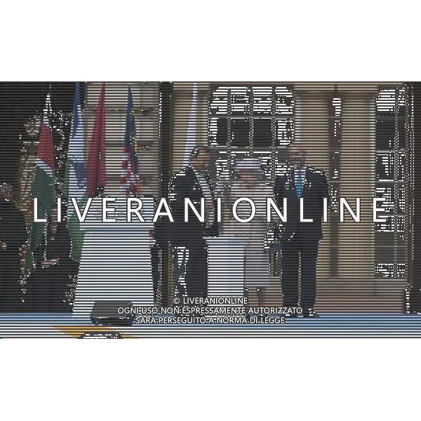 The Queen accompanied by The Duke of Edinburgh, launches The Queen\'s Baton Relay from the forecourt of Buckingham Palace.Sir Chris Hoy carried the XX Glasgow Commonwealth Games baton, as it starts its journey around the member states of Commonwealth Prince Imran of Malaysia ©PHOTOSHOT/AGENZIA ALDO LIVERANI SAS - ITALY ONLY - EDITORIAL USE ONLY - REALI INGLESI: La regina Elisabetta II d\'inghilterra accompagnata dal marito filippo dal piazzale di Buckingham Palace inaugura il suo viaggio in giro per gli Stati membri del Commonwealth