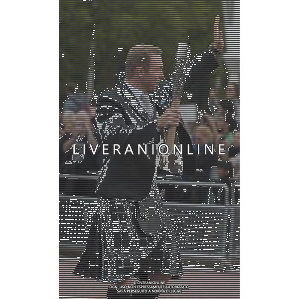 The Queen accompanied by The Duke of Edinburgh, launches The Queen\'s Baton Relay from the forecourt of Buckingham Palace.Sir Chris Hoy carried the XX Glasgow Commonwealth Games baton, as it starts its journey around the member states of Commonwealth ©PHOTOSHOT/AGENZIA ALDO LIVERANI SAS - ITALY ONLY - EDITORIAL USE ONLY - REALI INGLESI: La regina Elisabetta II d\'inghilterra accompagnata dal marito filippo dal piazzale di Buckingham Palace inaugura il suo viaggio in giro per gli Stati membri del Commonwealth
