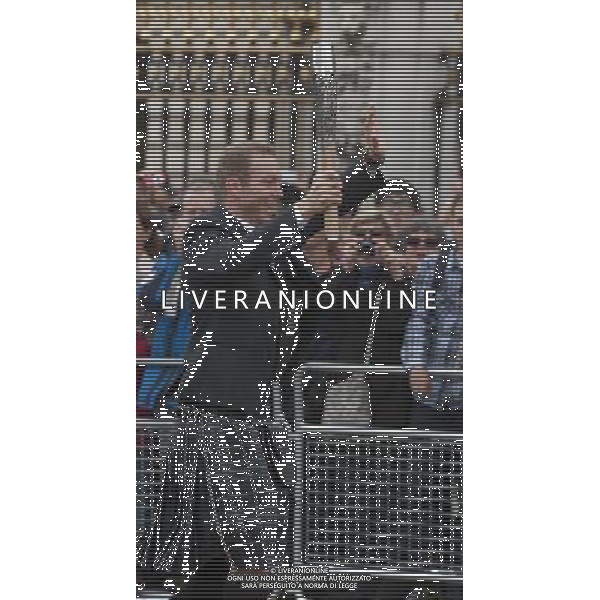 The Queen accompanied by The Duke of Edinburgh, launches The Queen\'s Baton Relay from the forecourt of Buckingham Palace.Sir Chris Hoy carried the XX Glasgow Commonwealth Games baton, as it starts its journey around the member states of Commonwealth ©PHOTOSHOT/AGENZIA ALDO LIVERANI SAS - ITALY ONLY - EDITORIAL USE ONLY - REALI INGLESI: La regina Elisabetta II d\'inghilterra accompagnata dal marito filippo dal piazzale di Buckingham Palace inaugura il suo viaggio in giro per gli Stati membri del Commonwealth