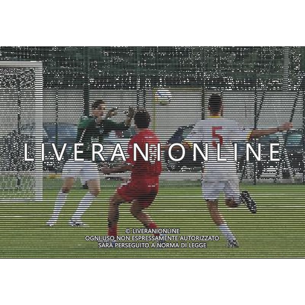 FOTO LUCIANO ADRIANI/ALDO LIVERANI SCOPPITO (AQ) 13 10 2013 CAMPIONATO SERIE D; AMITERNINA-ANCONA NELLA FOTO: GIROLAMO D\'ALESSANDRO LANCIATO A RETE MANDA SULLE BRACCIA DEL PORTIERE UN GOL FATTO ©/AGENZIA ALDO LIVERANI SAS