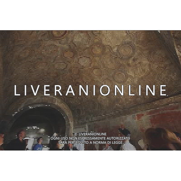 (131012) -- BEIJING, Oct. 12, 2013 () -- Tourists look on the ceiling of Stabiane baths in Pompei, Italy, on Oct. 9, 2013. When Vesuvius erupted on Aug. 24, AD 79, it engulfed the flourishing Roman towns of Pompei. These have been progressively excavated and made accessible to the public since the mid-18th century, reappearing the vast expanse of the commercial town of Pompei. The UNESCO Commitee inscribed Archaeological Areas of Pompei, Herculaneum and Torre Annunziata as a world heritage site in 1997. (/Du Juanjuan) ©Photoshot/Ag. Aldo Liverani s.a.s.-Only Italy-Editorial Use Only