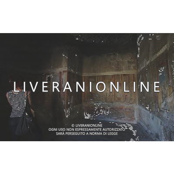 (131012) -- BEIJING, Oct. 12, 2013 () -- A tourist looks on the fresco at the Home of Apollo in Pompei, Italy, on Oct. 9, 2013. When Vesuvius erupted on Aug. 24, AD 79, it engulfed the flourishing Roman towns of Pompei. These have been progressively excavated and made accessible to the public since the mid-18th century, reappearing the vast expanse of the commercial town of Pompei. The UNESCO Commitee inscribed Archaeological Areas of Pompei, Herculaneum and Torre Annunziata as a world heritage site in 1997. (/Du Juanjuan) ©Photoshot/Ag. Aldo Liverani s.a.s.-Only Italy-Editorial Use Only