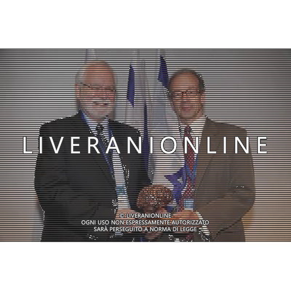 (131015) -- TEL AVIV, Oct. 15, 2013 () -- Dr. John Donohue (L) and his BrainGate colleague Dr. Arto Nurmikko show their award during the International Brain Tech Israel 2013 Conference in Tel Aviv, Israel, on Oct. 15, 2013. Israeli President Shimon Peres on Tuesday presented a one-million-U.S. dollars-prize to a group of American scientists for developing technology that allows the disabled to get up from the wheelchair. The BrainGate R\'D team from Brown University was declared the winner of the Breakthrough Research and Innovation in Neurotechnology (B.R.A.I.N) at the International Brain Tech Israel 2013 Conference held in Tel Aviv. BrainGate, headed by Dr. John Donohue, cooperates with the Massachusetts General Hospital, Stanford University, the Department of Veterans Affairs Medical Center in Providence, Rhode Island and Case Western Reserve University. (/JINI) ©photoshot/AGENZIA ALDO LIVERANI SAS - ITALY ONLY - Il Dr. John Donohue mostra il suo premio durante l\'International Cervello Tech Israele 2013 a Tel Aviv, Israele, il 15 ottobre 2013.