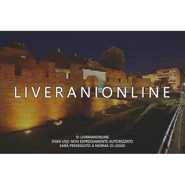 (131020) -- WARSAW, Oct. 20, 2013 () -- Photo taken on Oct. 18, 2013 shows the night view of Historic Center of Warsaw, in Warsaw, Poland. Historic Center of Warsaw was inscribed on the World Heritage List in 1980. (/Gong Bing) ©Photoshot/Ag. Aldo Liverani s.a.s.-Only Italy-Editorial Use Only