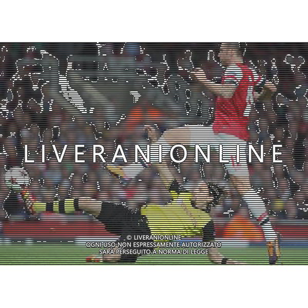 Arsenal\'s Olivier Giroud beats Borussia Dortmund\'s Neven Subotic to score Photo by Kieran Galvin/CameraSport Football - UEFA Champions League Group F - Arsenal v Borussia Dortmund - Tuesday 22nd October 2013 - emirates stadium - London å© CameraSport - 43 Linden Ave. Countesthorpe. Leicester. England. LE8 5PG - Tel: +44 (0) 116 277 4147 - admin@camerasport.com - www.camerasport.com /AGENZIA ALDO LIVERANI SAS - ITALY ONLY - EDITORIAL USE ONLY